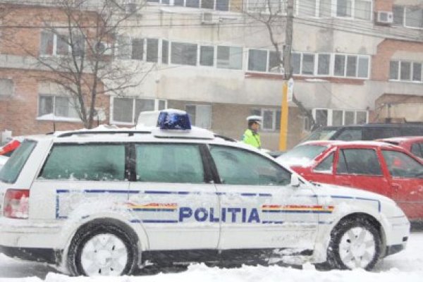 S-a răsucit cu maşina pe gheţuş: 2 răniţi